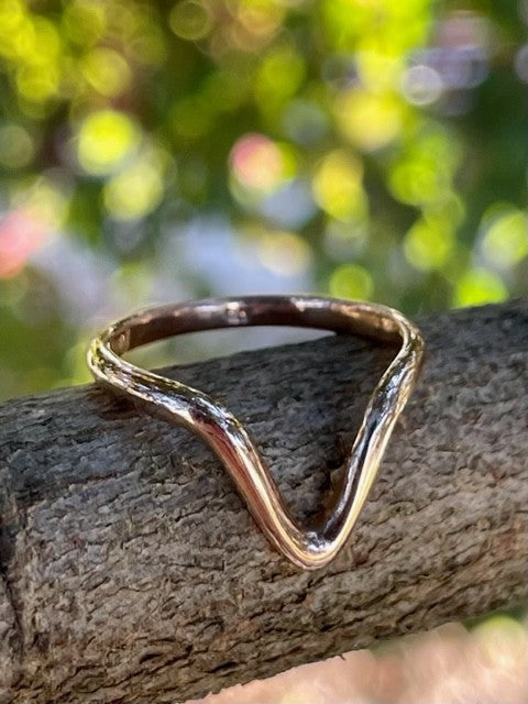 9ct Rose gold 'V' ring