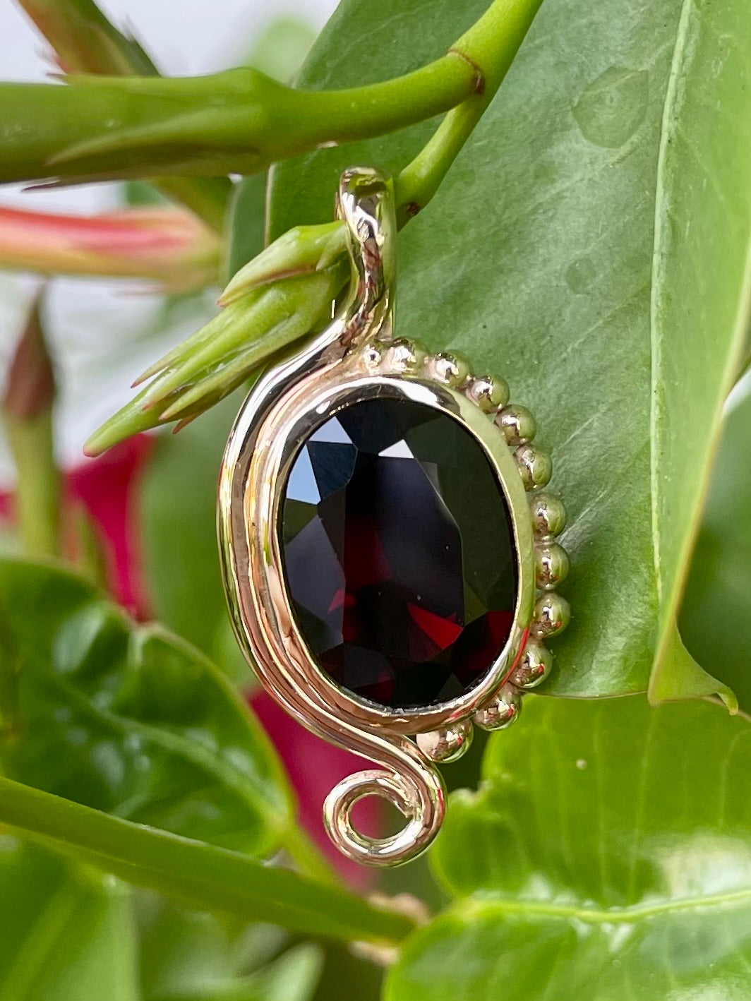 9ct Yellow Gold Garnet Pendant