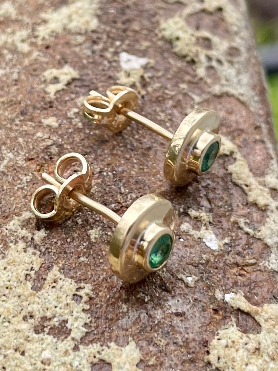 9ct Yellow Gold Emerald Stud Earrings