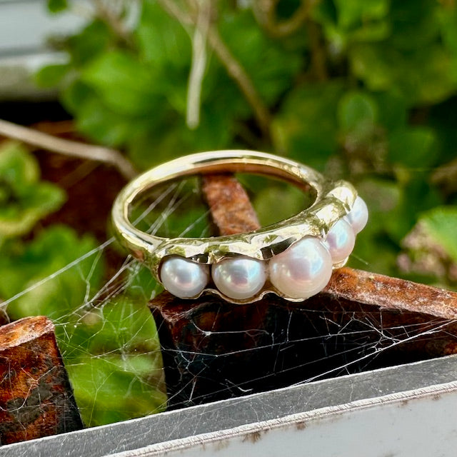 9ct Yellow gold Akoya Pearl 'pod' ring