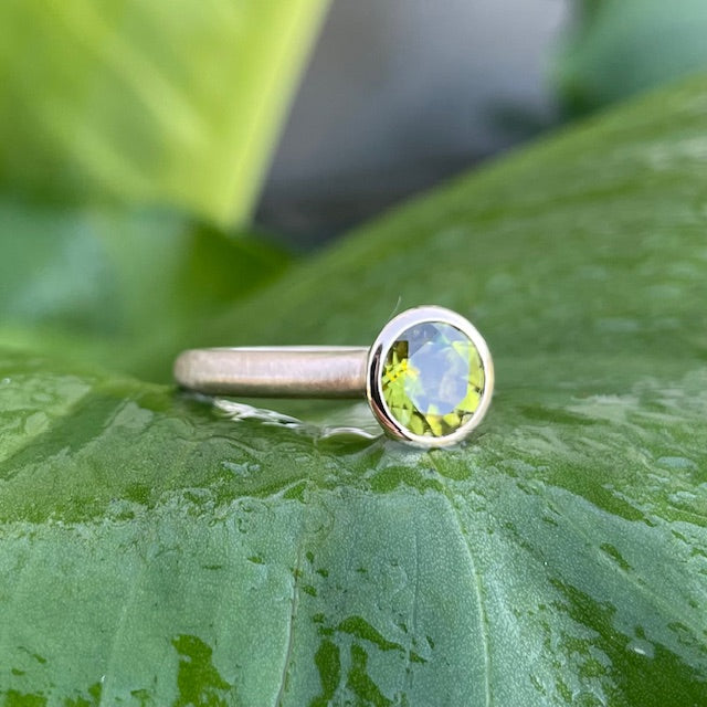 9ct Yellow gold bezel set Peridot ring