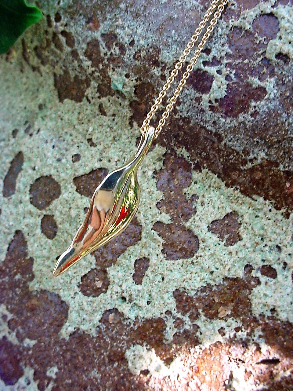 9ct Yellow Gold Gum leaf pendant (L1)