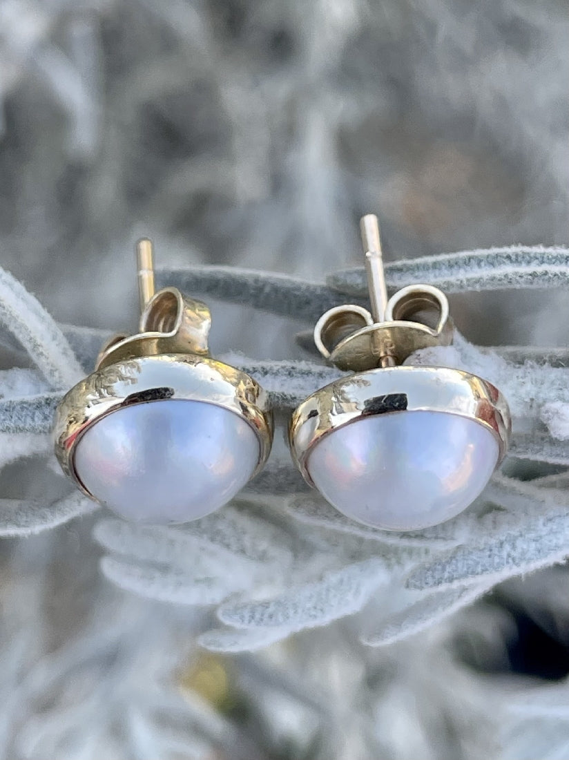 9ct Yellow gold Mabe pearl studs