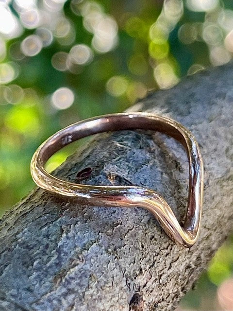 9ct Rose gold 'V' ring