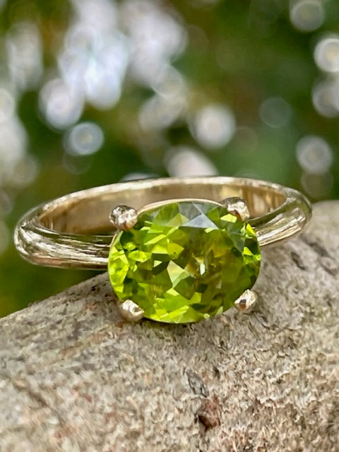 9Y oval (8x10mm) Peridot Ring