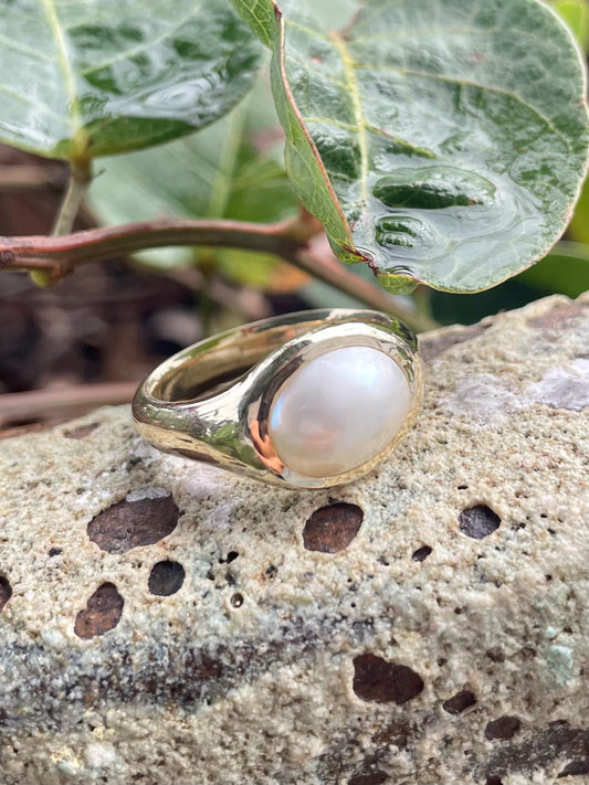 9ct Yellow Gold Mabe Pearl Signet Ring