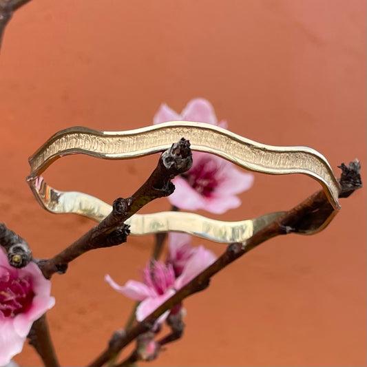 9ct Yellow gold wavy bangle