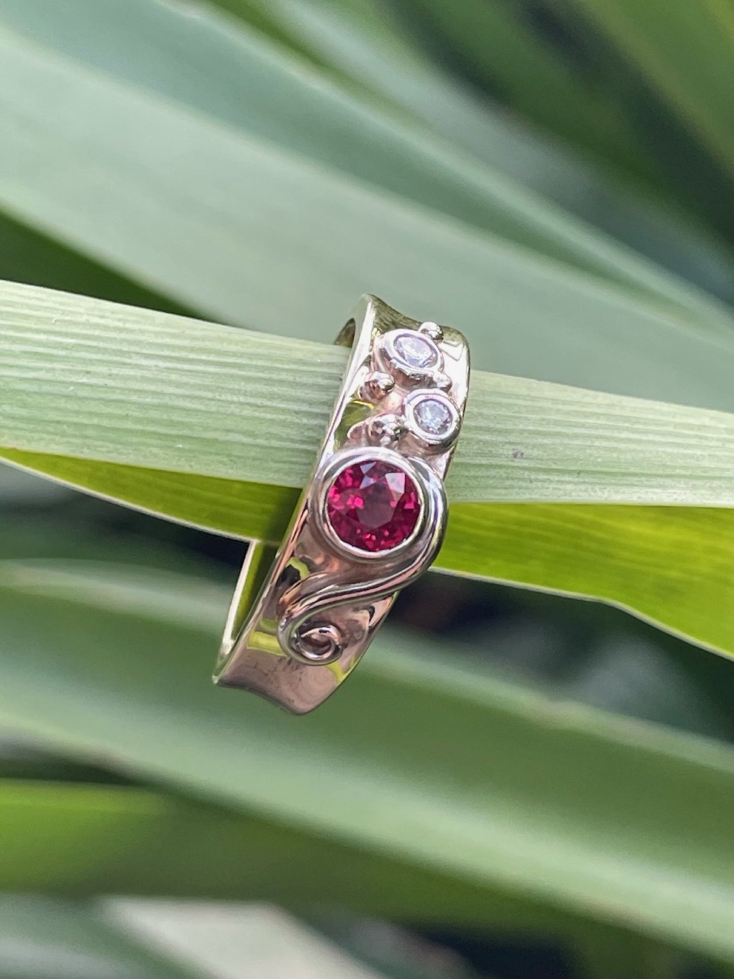 9Y Ruby Dia Ring WG Swirl Ring
