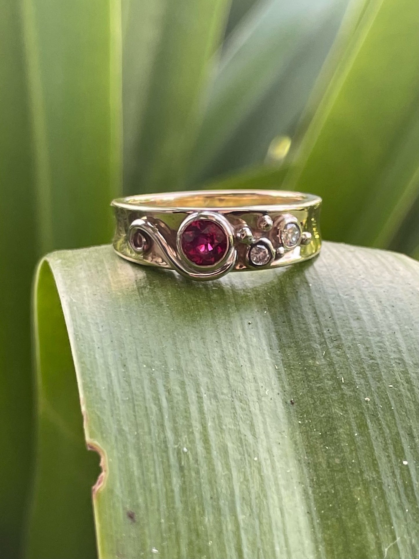 9Y Ruby Dia Ring WG Swirl Ring