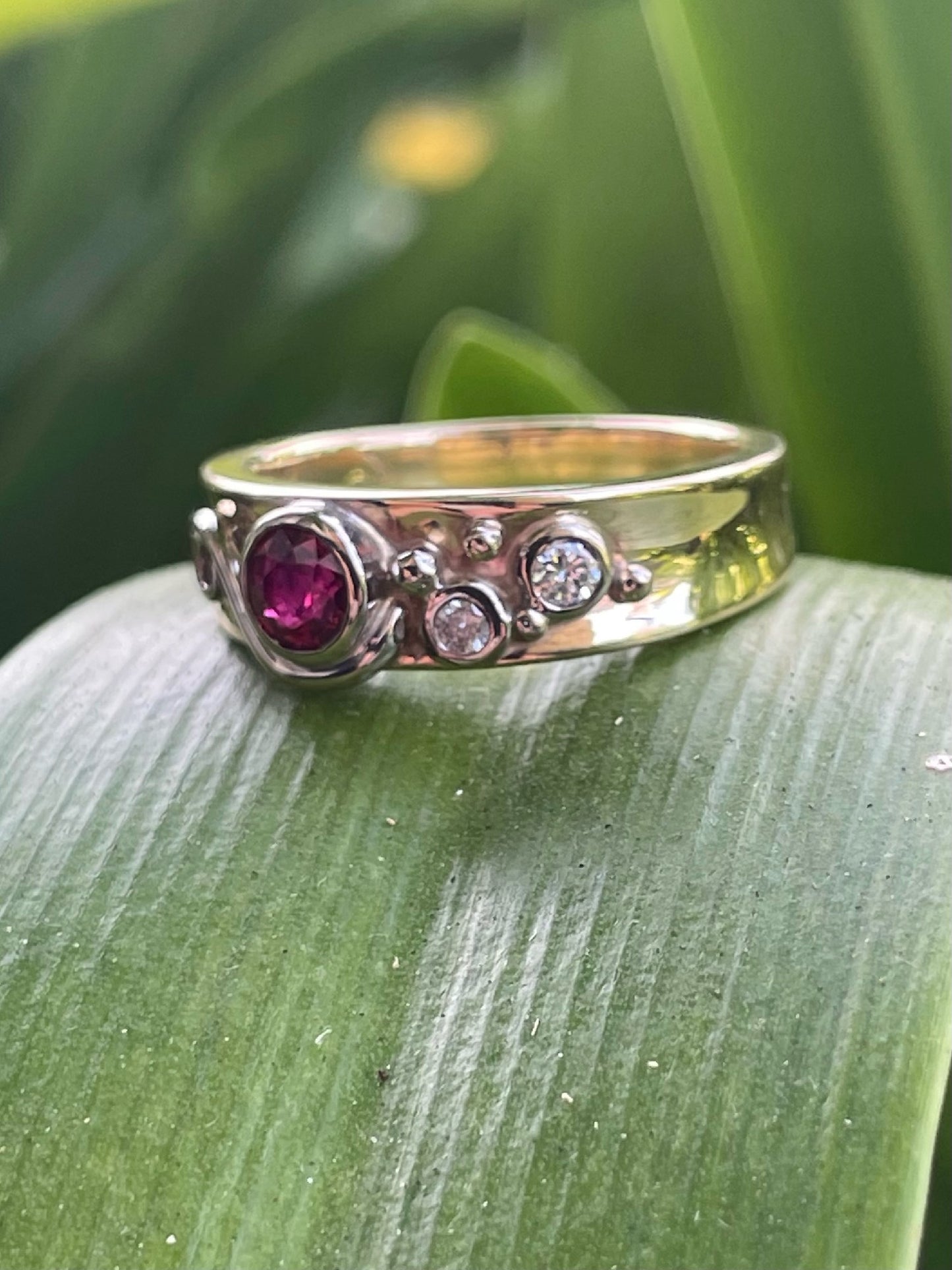9Y Ruby Dia Ring WG Swirl Ring
