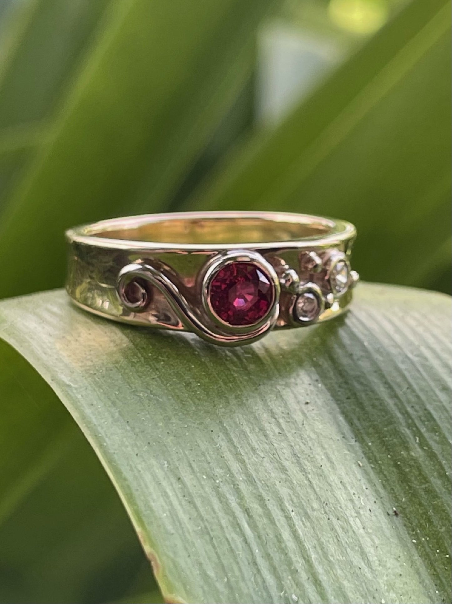 9Y Ruby Dia Ring WG Swirl Ring