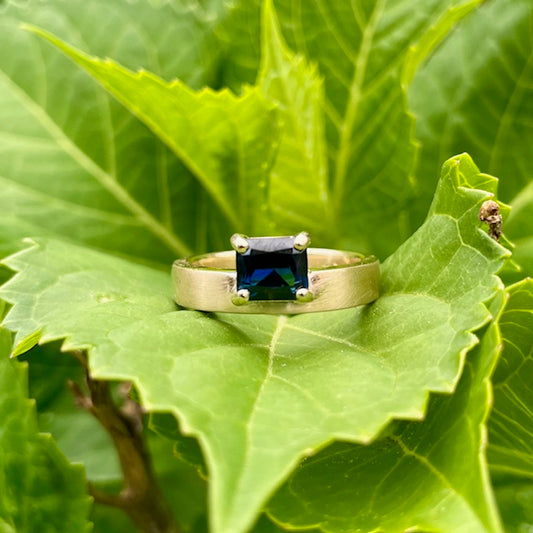 9ct Yellow gold claw set Blue Sapphire ring 