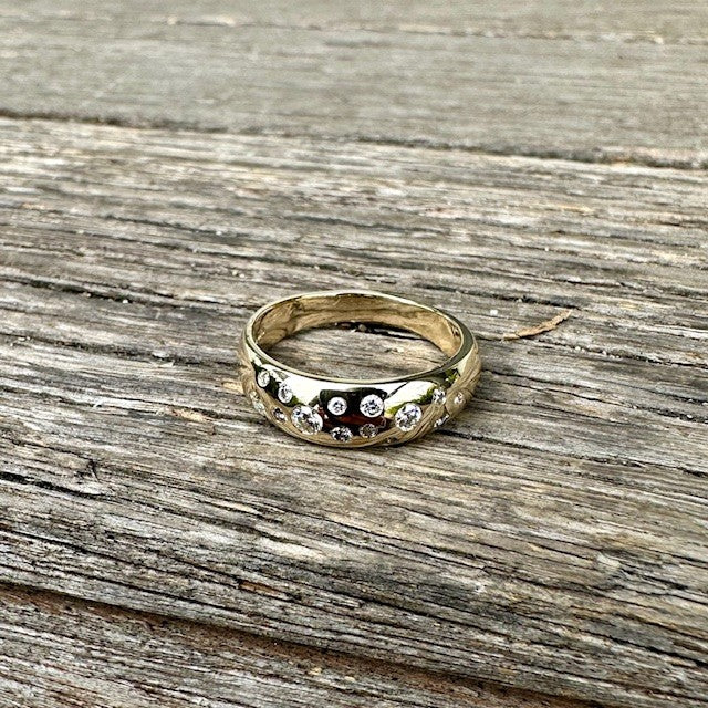 9ct Yellow gold scattered diamond ring