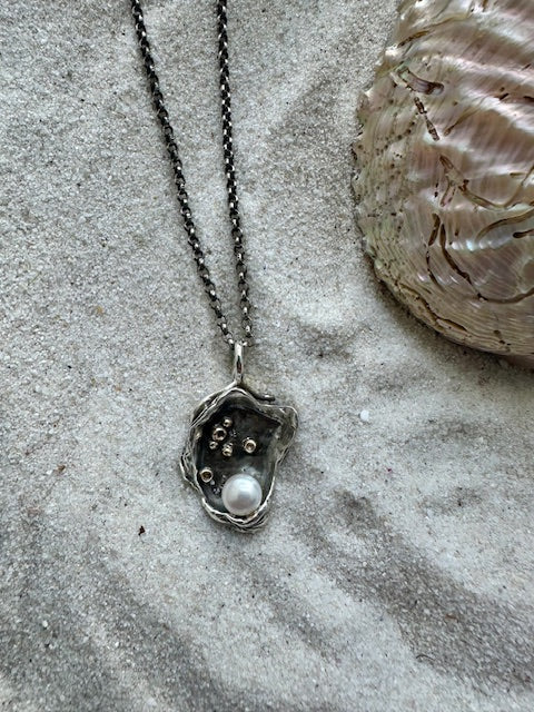 Sterling silver and 9ct Yellow gold Oyster shell, Pearl pendant 